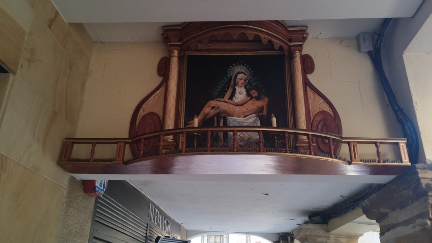 La Cofradía ha restaurado el altar callejero de la Virgen de la Soledad ubicado en la céntrica calle del Collado