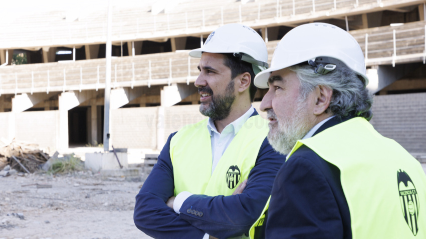 El Secretario de Estado del deporte, José Manuel Uribes visitando las obras