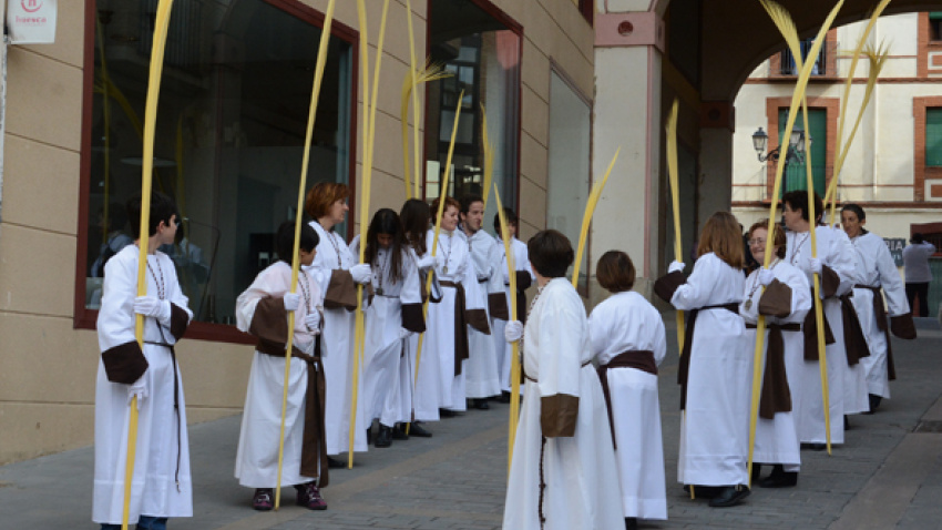 La procesión recorre calles céntricas de Huesca