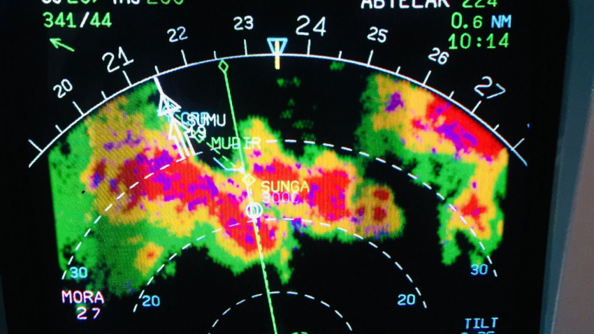 Radar meteorológico mientras un avión se dirige hacia la tormenta