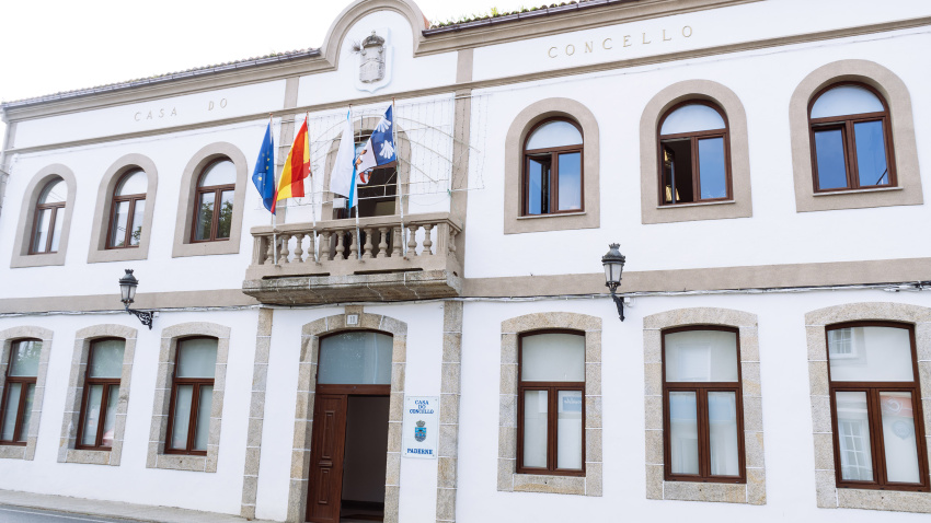 Casa Consistorial de Paderne (A Coruña)