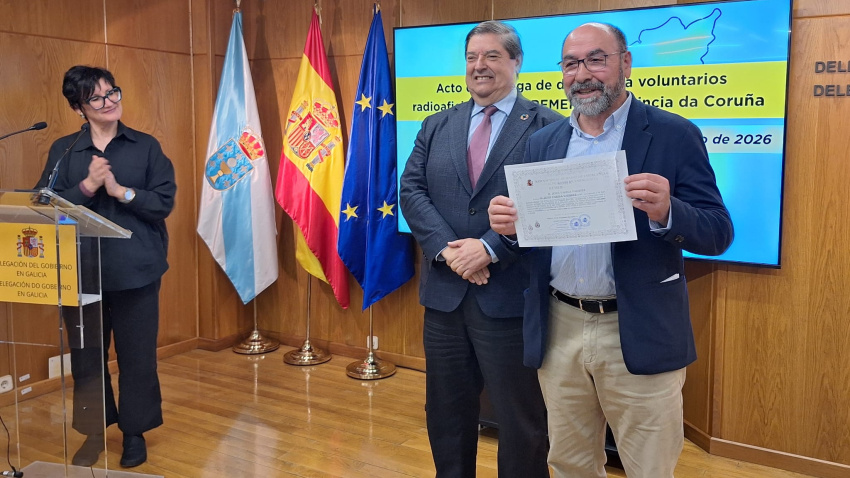 Entrega de diplomas a Jesús Varela, 'Oscar 1' por parte del subdelegado del Gobierno en A Coruña, Julio Abalde