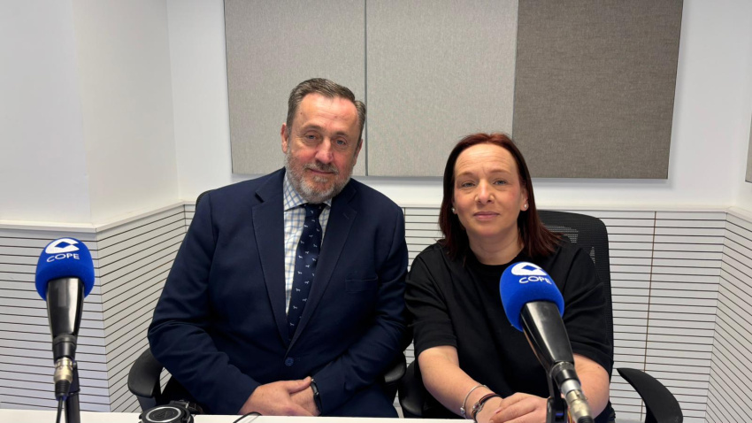 Eduardo Sáenz de Buruaga y Diana Cajide, en los estudios de COPE