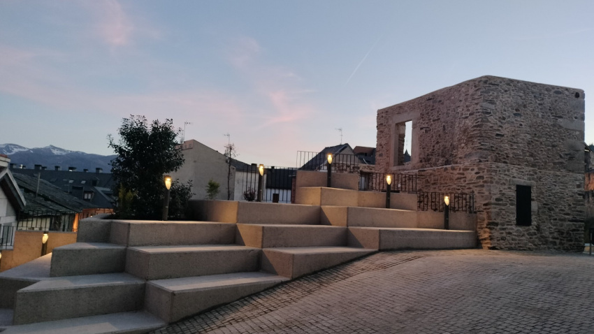 Ponferrada (León) estrena un nuevo ágora cultural junto al Castillo en homenaje al artista Ángel Ruiz