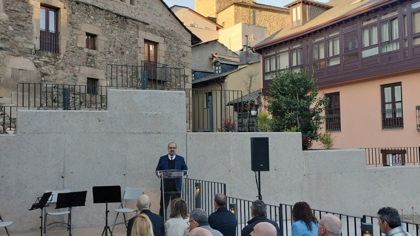 Ponferrada (León) estrena un nuevo ágora cultural junto al Castillo en homenaje al artista Ángel Ruiz