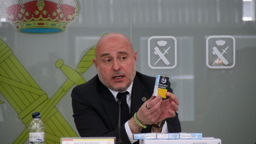 El delegado del Gobierno Español en Catalunya, Carlos Prieto, muestra un paquete intervenido