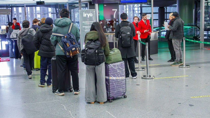 Madrid, España, Madrid Puerta de Atocha-Almudena Grandes, estación de tren, interior de la terminal, cola de pasajeros, acceso al andén, hombres, mujeres, adultos