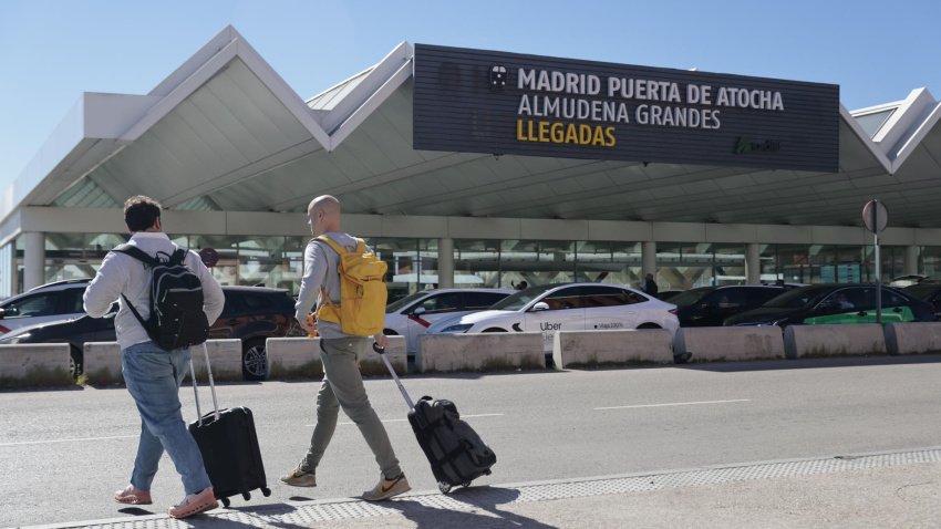 Pasajeros en la estación de Atocha en Madrid este viernes, en el que comienza la operación especial de Semana Santa