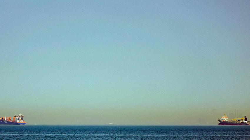 Se observa un buque fondeando frente a la costa de Dubái, Emiratos Árabes Unidos.