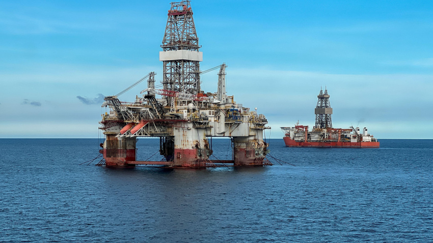 Plataforma de perforación de petróleo y gas en alta mar, plataforma petrolífera semisumergible, plataforma de extracción en alta mar y buque de perforación operando en mar abierto.