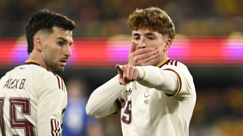 Víctor Muñoz celebra su primer gol con España en el España - Serbia