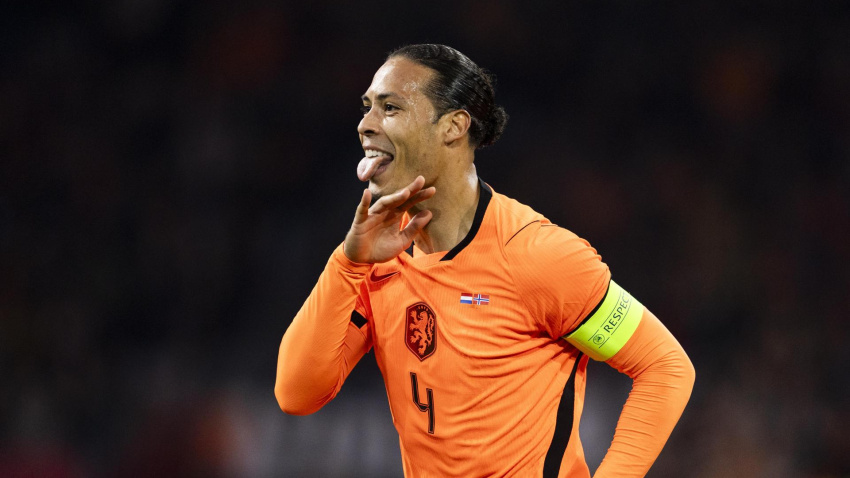 Virgil van Dijk celebra su gol contra Noruega