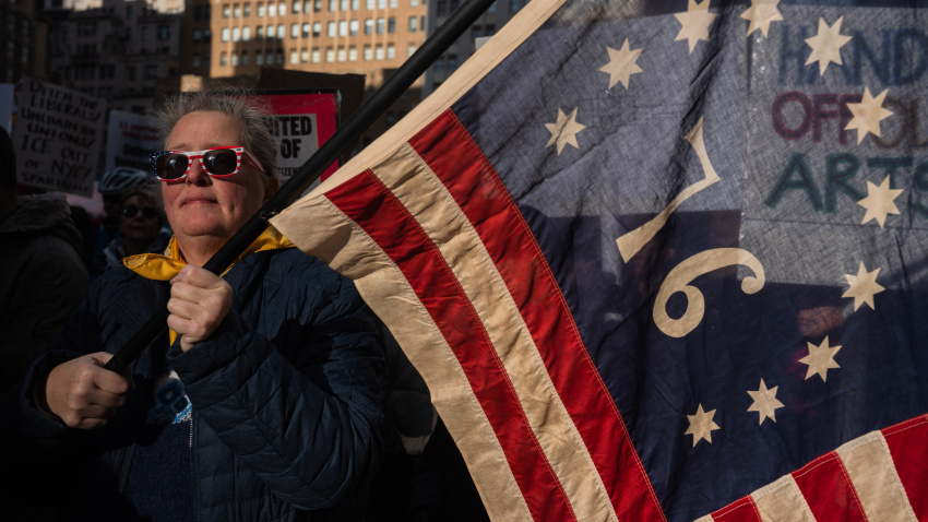 (Foto de ARCHIVO)11 January 2026, US, New York: People hold banners and flags during a "No Wars, No Kings, No ICE" protest in New York. Photo: Yoav Ginsburg/ZUMA Press Wire/dpaYoav Ginsburg/ZUMA Press Wire/dp / DPA11/1/2026 ONLY FOR USE IN SPAIN