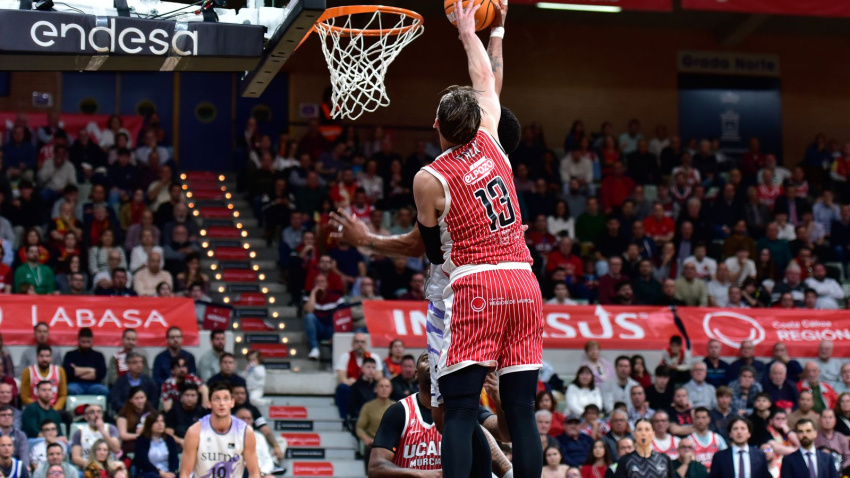 Falk realizó un gran trabajo en defensa