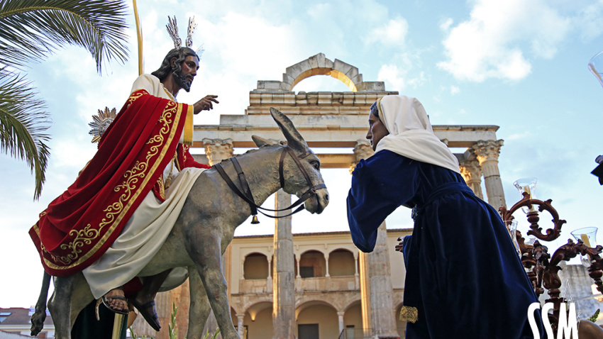 El Domingo de Ramos llena Mérida de fervor con la Sagrada Cena y 'La Burrita'