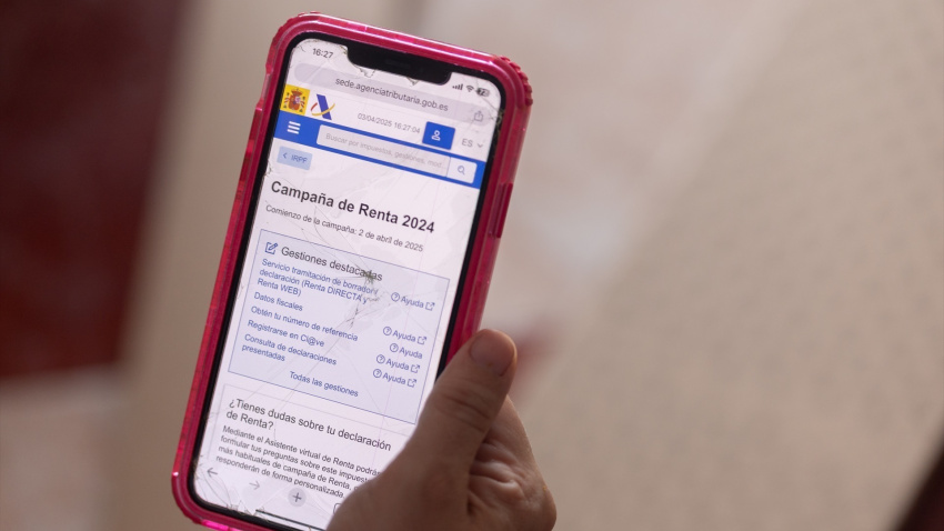 Una persona cumplimenta la declaración de la Renta