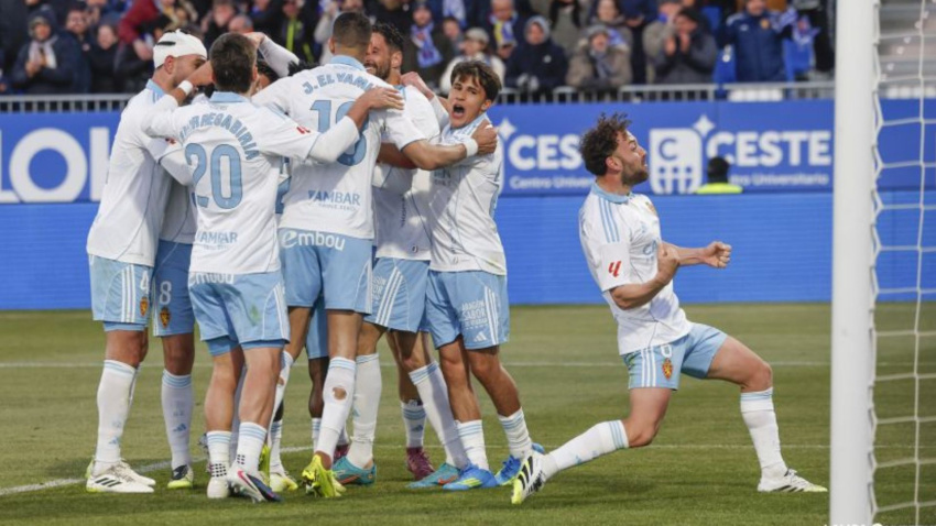 Los jugadores del Zaragoza celebran la victoria contra el Racing
