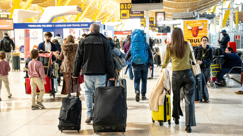 Viajeros en el Aeropuerto Adolfo Suárez Madrid-Barajas, a 19 de diciembre de 2025