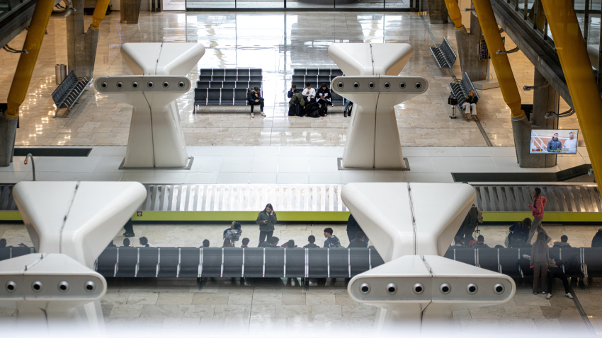 Viajeros en el Aeropuerto Adolfo Suárez Madrid-Barajas, a 19 de diciembre de 2025, en Madrid (España).