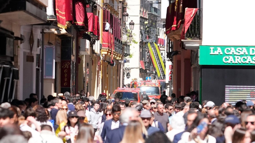 Calle Cuna en Sevilla tras el incendio de un bar.El tráfico peatonal de la calle Cuna de Sevilla ha quedado finalmente restablecido sobre las 16,00 horas de este domingo tras ser acotada por el incendio que ha sido declarado en la cocina de un bar de la referida calle.POLITICA JOAQUÍN CORCHERO - EUROPA PRESS