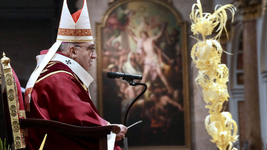 El arzobispo de Valencia, Enrique Benavent, durante el Domingo de Ramos