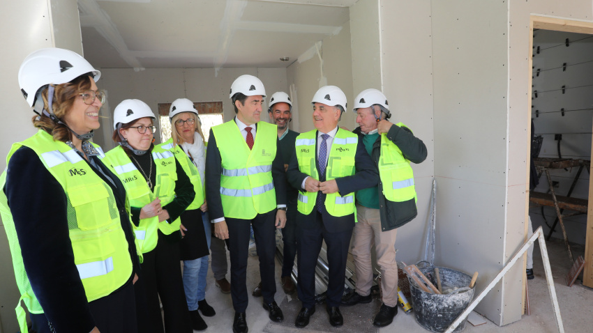 El consejero de Medio Ambiente, Vivienda y Ordenación del Territorio, Juan Carlos Suárez-Quiñones, firma el protocolo de Rehabitare de Palencia