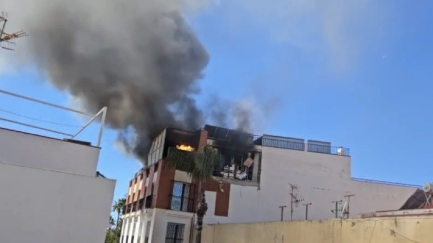 Una fuerte explosión en un hotel de Almuñécar provoca un incendio y obliga a desalojar el edificio