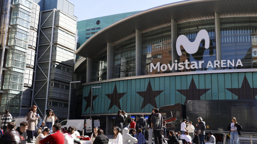 MADRID, 30/03/2026.- Ambiente que se respita junto al pabellón Movistar Arena de Madrid, horas antes del concierto que la cantante Rosalía ofrecerá esta noche en la capital. EFE/ Maria Aguilella Pardo