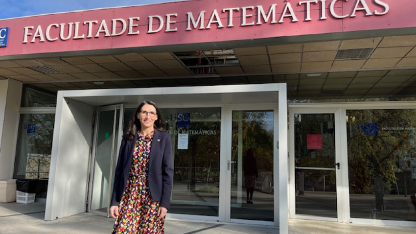 A nova reitora da USC ás portas da facultade de Matemáticas onde quere seguir impartindo clases