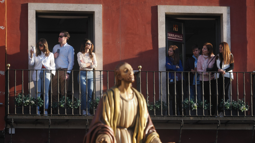 Varias personas ven desde los balcones el paso de Jesús de la Esperanza durante la procesión General de la Sagrada Pasión del Redentor, a 7 de abril de 2023, en Valladolid, Castilla y León (España).