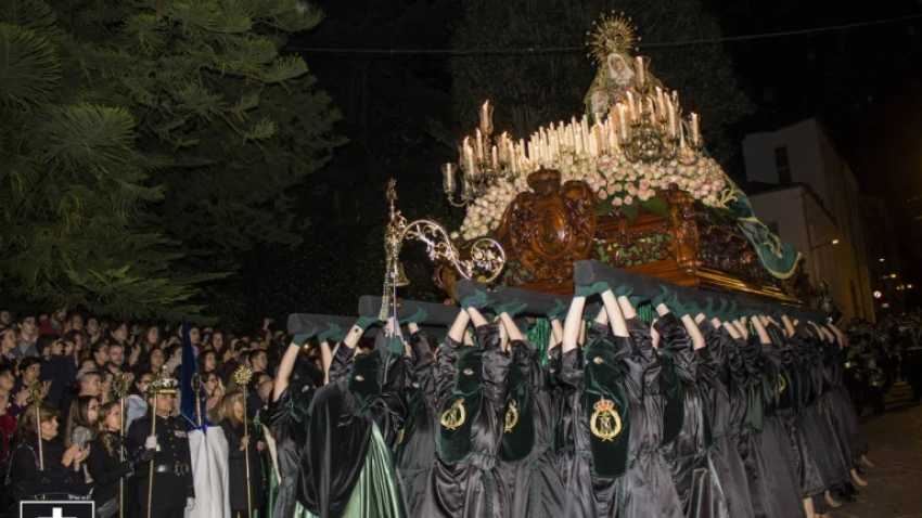 "Las niñas" son las encargadas de portar a su Virgen de la Esperanza