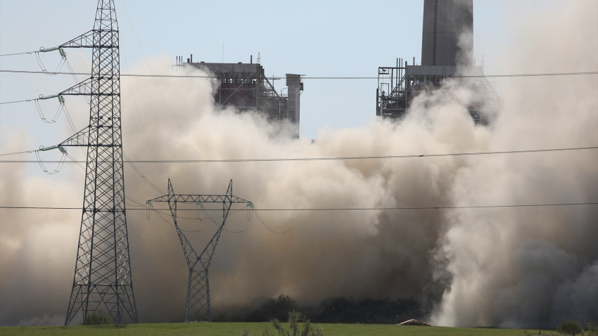 (Foto de ARCHIVO)Humo durante una voladura de las torres de refrigeración de la central térmica del municipio de Andorra, a 13 de mayo de 2022, en Andorra, Teruel, Aragón (España). Cerca de 40.000 toneladas de hormigón y otros materiales han volado por los aires de Andorra durante la demolición controlada de las tres torres de refrigeración de la central térmica de Andorra. El derrumbamiento ha sido controlado mediante una detonación de las tres torres con forma hiperboloide. La voladura de las tres centrales de refrigeración será la escenificación más clara del fin de cuatro décadas marcadas por el carbón.Javier Escriche / Europa Press13 MAYO 2022;TORRES;REFRIGERACION;CANTRAL TERMICA;ANDORRA;ANDORRA;TERUEL;CARBON;ARAGÓN13/5/2022