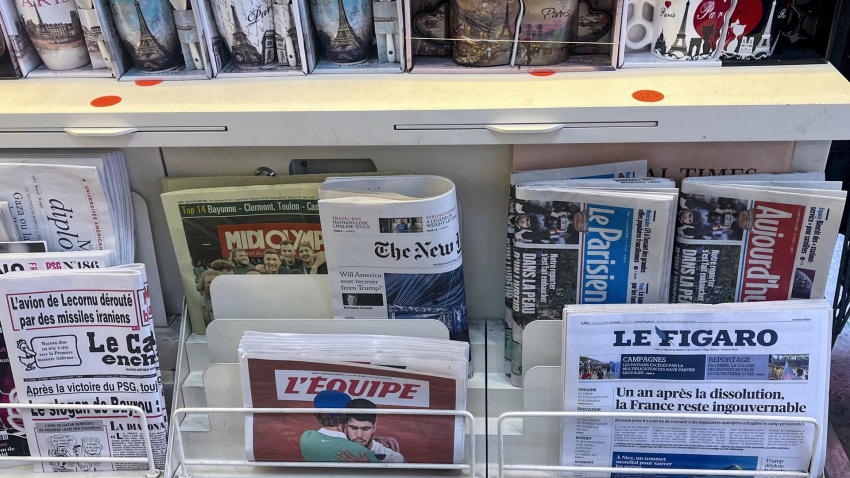 Prensa francesa, en un quiosco de París, con los triunfos de Carlos Alcaraz