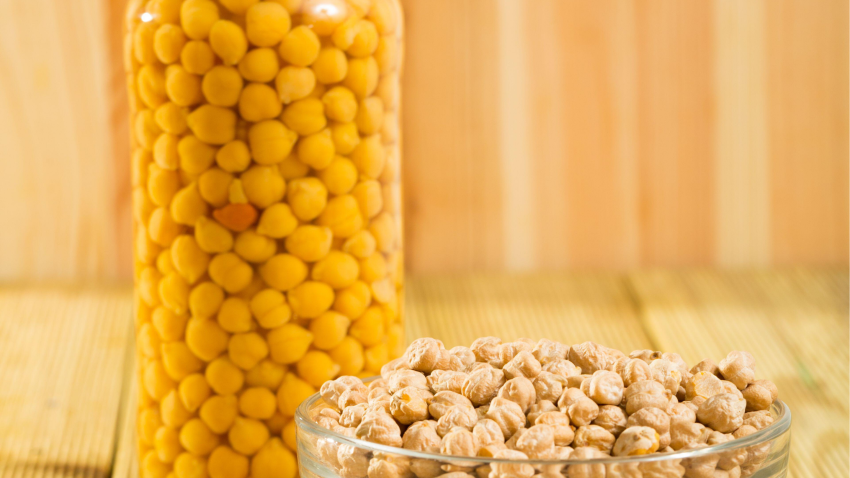 Imagen de recurso de un bote de garbanzos cocidos