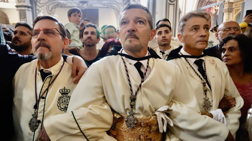 Antonio Banderas junto a su hermano Javier (derecha) en Lagrimas y Favores.