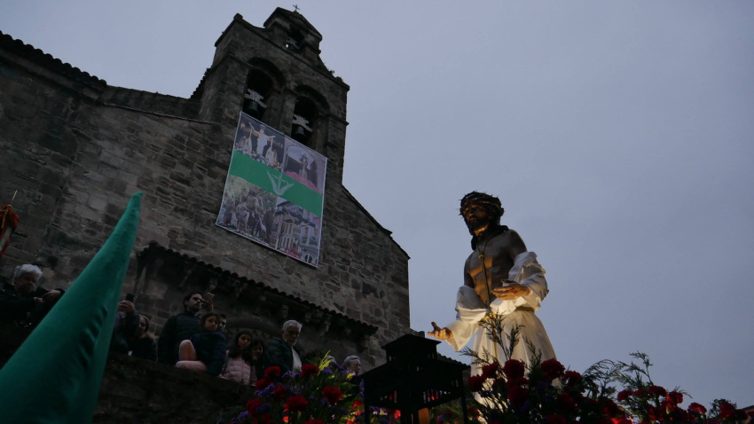 La nueva imagen de Jesús Cautivo a su paso por la Iglesia de San Antonio