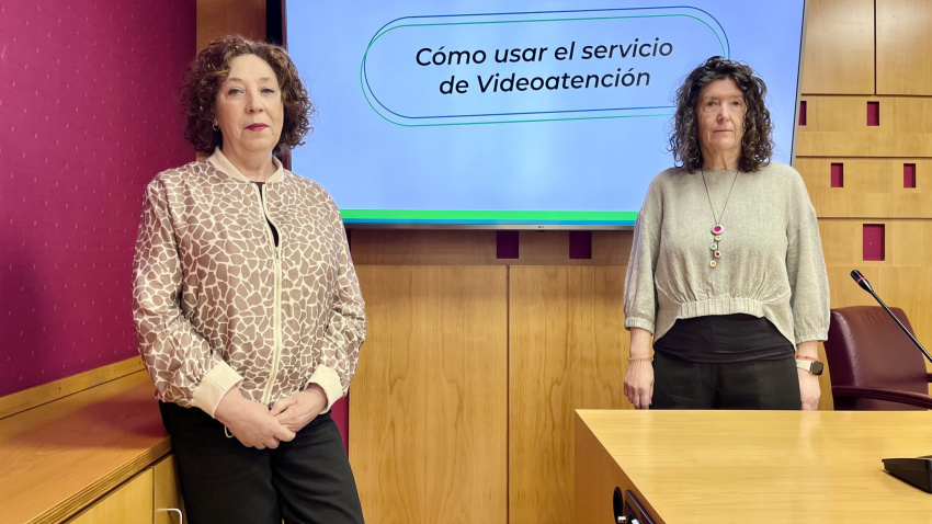 Miren Fernández de Landa, y la jefa del Servicio de Atención Ciudadana y Transparencia, Amaia Mujika, presentan el nuevo servicio de Videoatención ciudadana