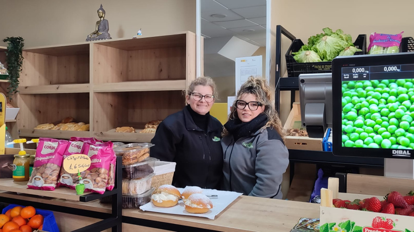 Johana junto a su madre en la tienda de Las Canarias