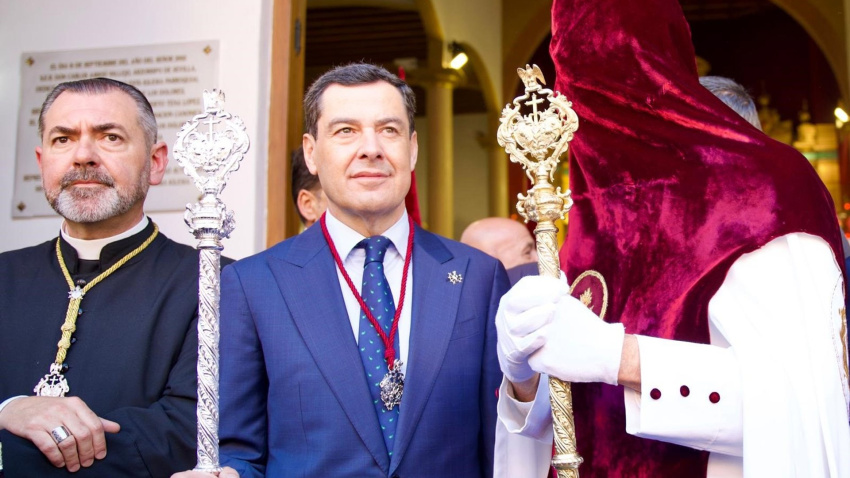 El Presidente de la Junta de Andalucía ha sido el encargado de hacer la primera levantá del Señor de la Humildad