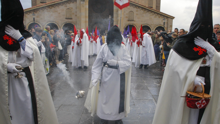Procesión del Silencio, cancelada en la Semana Santa gijonesa de 2025 por el mal tiempo