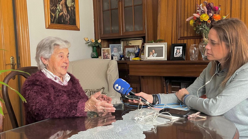 María en el salón de su casa en Valsaín