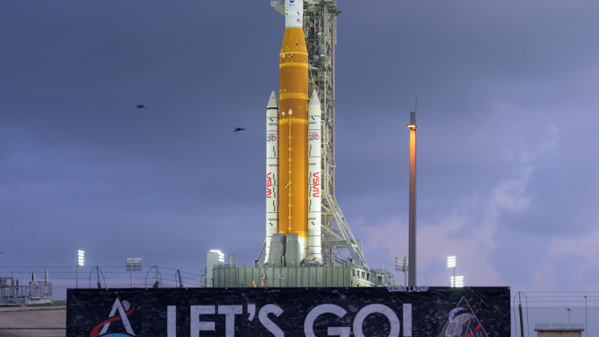 Fotografía cedida por la NASA donde se muestra el cohete del Sistema de Lanzamiento Espacial (SLS)