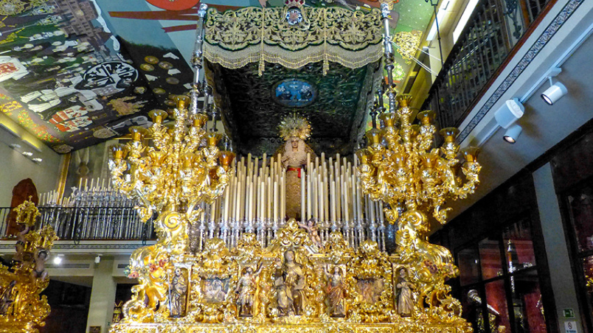 Espectacular imagen del trono de la Virgen de la Esperanza.