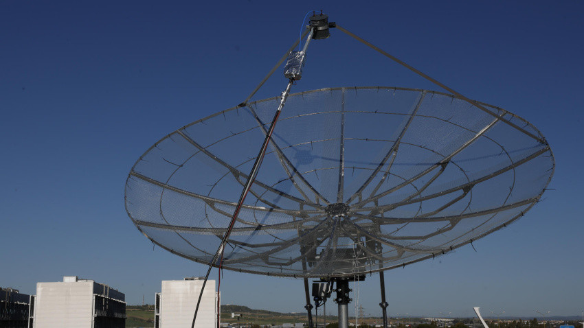 SEVILLA, 01/04/2026.- Antena de la estación de seguimiento del Artemis II de la Escuela Técnica Superior de Ingeniería (ETSi) de la Universidad de Sevilla (US) que tiene todo preparado para contribuir al seguimiento de la misión Artemis II a la cara oculta de la Luna promovida por la NASA desde Florida (Estados Unidos) y que da comienzo pasada la medianoche hora peninsular española. EFE/ Jose Manuel Vidal