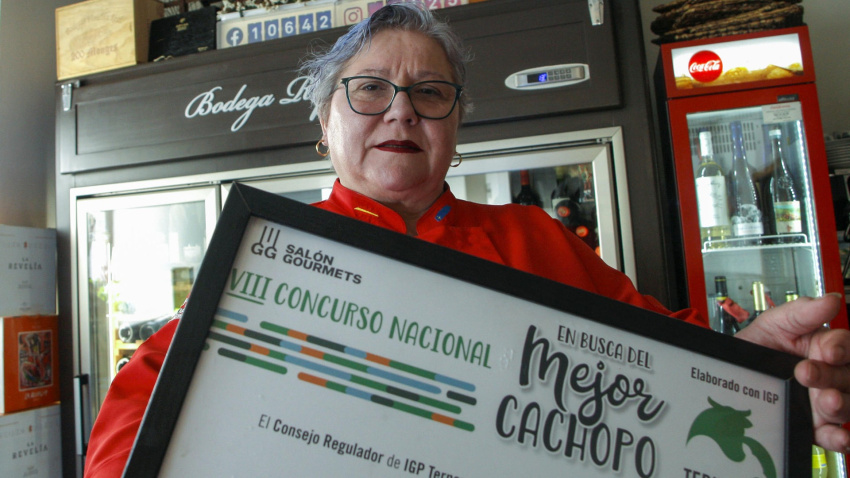 María Felisa Espinosa, de Casa Repinaldo, con el diploma al Mejor Cachopo con Ternera Asturiana 2025