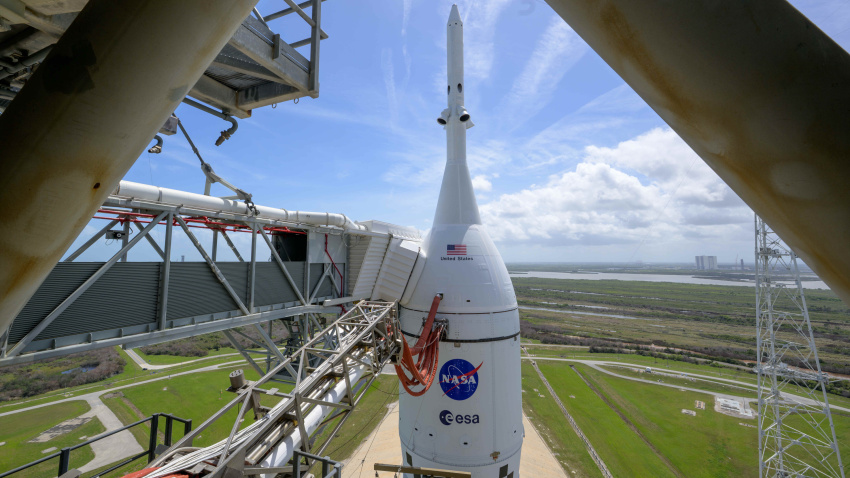 March 31, 2026, Kennedy Space Center, Fl, United States of America: The NASA Artemis II Space Launch System rocket with the Orion spacecraft viewed from on top the mobile launcher on Launch Pad 39B at the Kennedy Space Center, March 30, 2026, in Cape Canaveral, Florida. The Artemis II test flight will launch in April with Commander Reid Wiseman, Pilot Victor Glover, astronaut Christina Koch and Canadian astronaut Jeremy Hansen.,Image: 1087776269, License: Rights-managed, Restrictions: , Model Release: no, Credit line: Bill Ingalls/Nasa / Zuma Press / ContactoPhotoEditorial licence valid only for Spain and 3 MONTHS from the date of the image, then delete it from your archive. For non-editorial and non-licensed use, please contact EUROPA PRESS.31/3/2026 ONLY FOR USE IN SPAIN