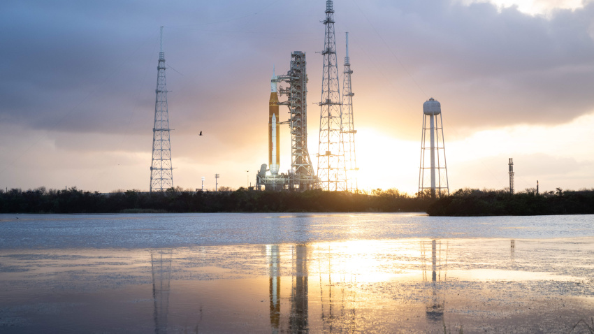 March 31, 2026, Kennedy Space Center, Fl, United States of America: The sunsets over the NASA Artemis II Space Launch System rocket with the Orion spacecraft in the ready position on the mobile launcher on Launch Pad 39B at the Kennedy Space Center, March 30, 2026, in Cape Canaveral, Florida. The Artemis II test flight will launch in April with Commander Reid Wiseman, Pilot Victor Glover, astronaut Christina Koch and Canadian astronaut Jeremy Hansen.,Image: 1087776333, License: Rights-managed, Restrictions: , Model Release: no, Credit line: Joel Kowsky/Nasa / Zuma Press / ContactoPhotoEditorial licence valid only for Spain and 3 MONTHS from the date of the image, then delete it from your archive. For non-editorial and non-licensed use, please contact EUROPA PRESS.31/3/2026 ONLY FOR USE IN SPAIN