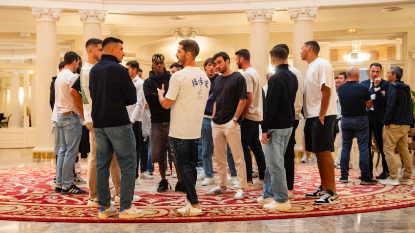 Yeray, arropado por sus compañeros tras conocer la sanción