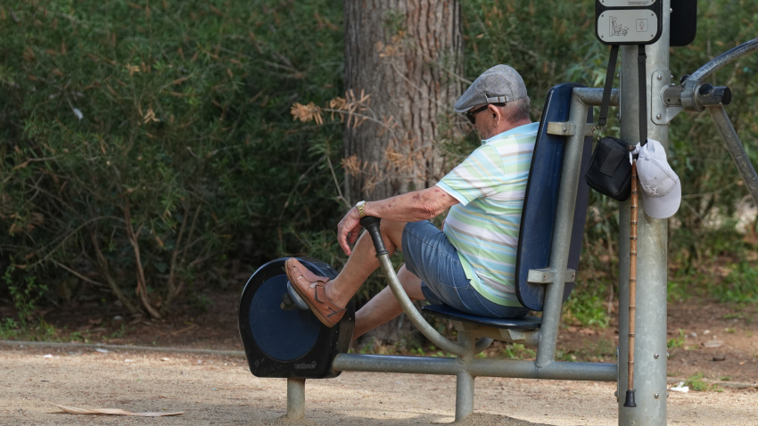 (Foto de ARCHIVO)Una persona hace ejercicio, a 17 de septiembre de 2025, en Barcelona, Catalunya (España). Cataluña afronta un marcado envejecimiento de su población: el 19,7 % de los habitantes tiene más de 65 años (alrededor de 1,6 millones de personas), y esta proporción sigue creciendo cada año y se prevé que supere el 25 % en dos décadas. Entre la tercera edad, el porcentaje de mayores de 85 años respecto a los mayores de 65 alcanza el 16 %; es decir, uno de cada seis adultos mayores supera esa edad, lo que tensiona la demanda de cuidados de larga duración.David Zorrakino / Europa Press17 SEPTIEMBRE 2025;CATALUÑA;TERCERA EDAD;PERSONAS MAYORES;PENSIONES;MAYORES;ENVEJECIMIENTO;JUBILADOS;17/9/2025