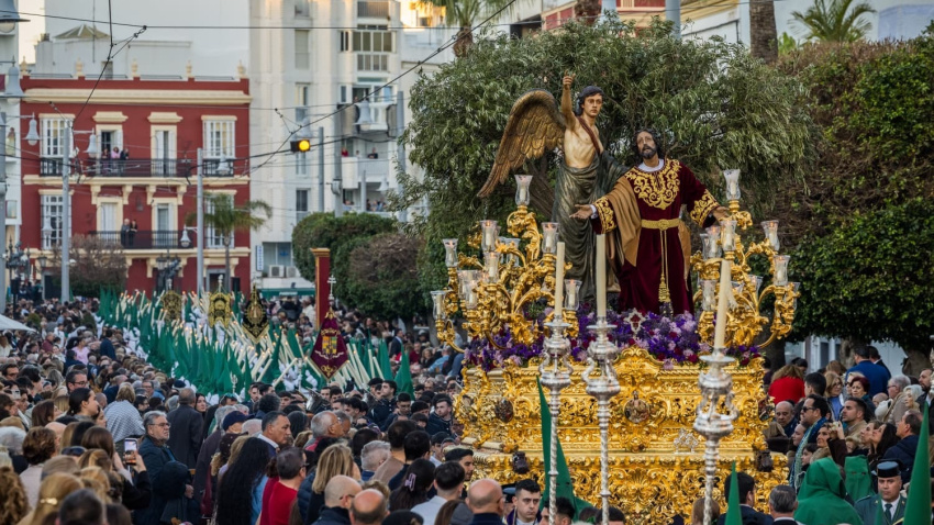 Procesión por el centro de San Fernando (Cádiz) en la Semana Santa de 2026